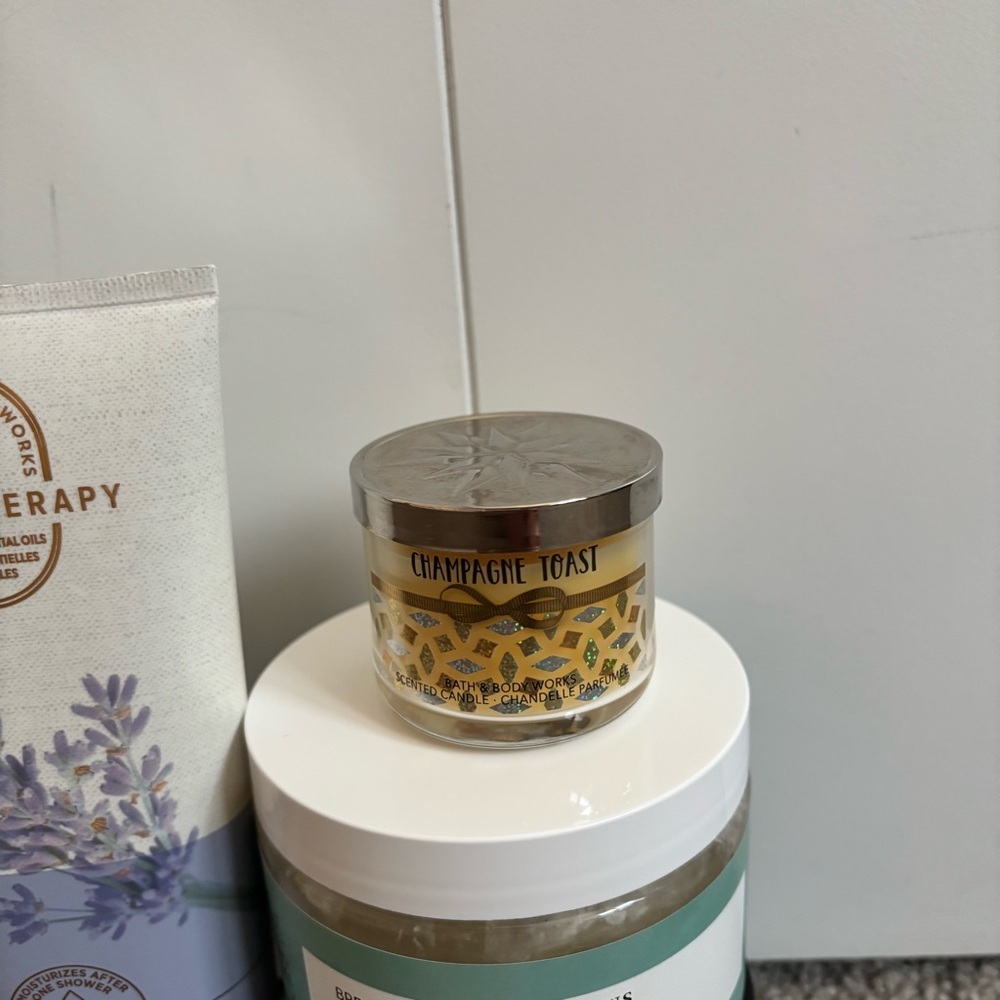 Bath and Body Works Body Scrub and Body Wash Bundle + Mini Candle - Picture 5 of 9